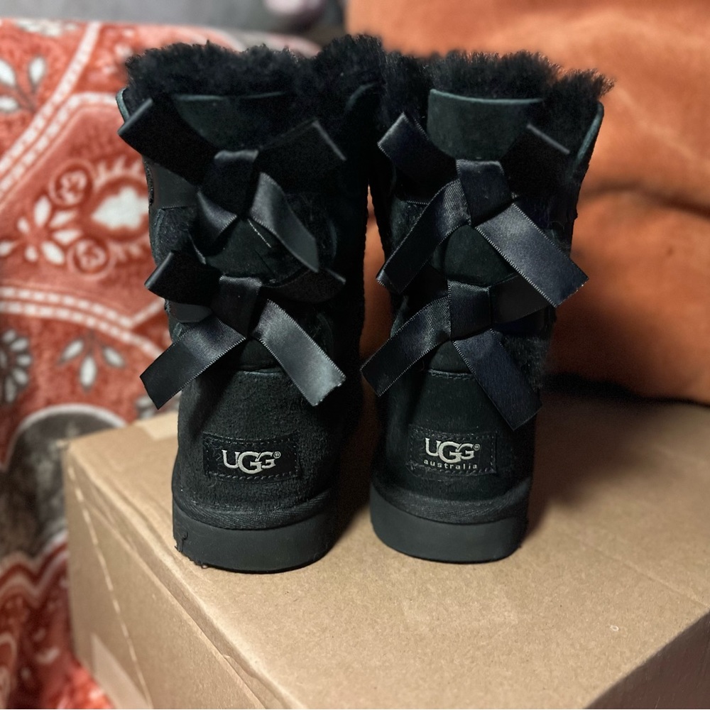 UGG - Black Bailey Bow size 5